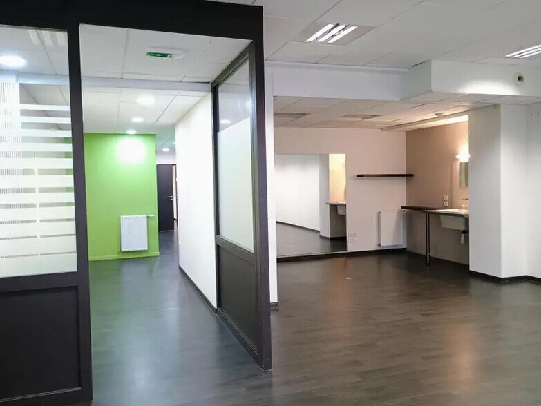 Médical dans Grenoble à louer - Photo du bâtiment - Image 2 de 18