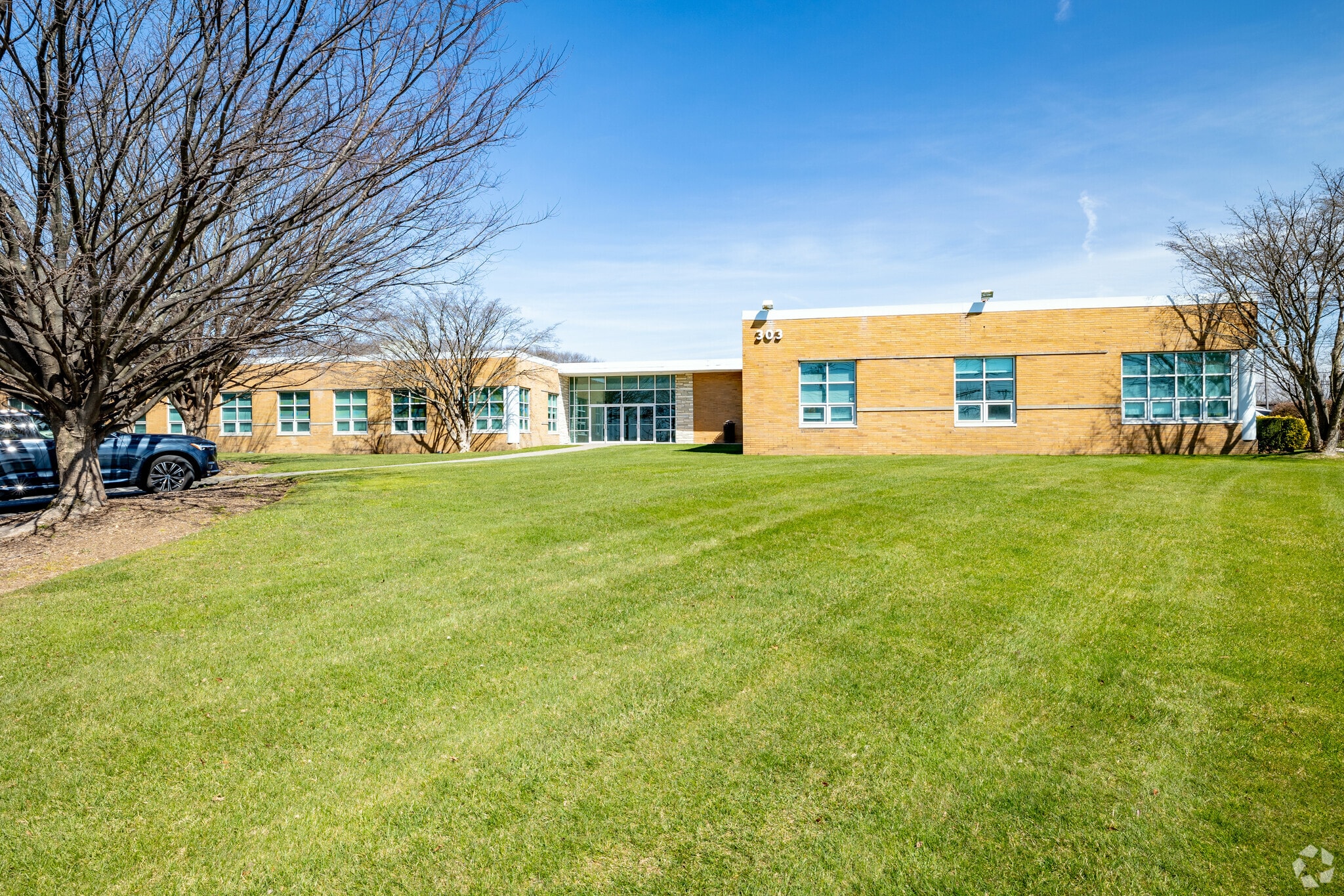 303 Sunnyside Blvd, Plainview, NY for lease Primary Photo- Image 1 of 14