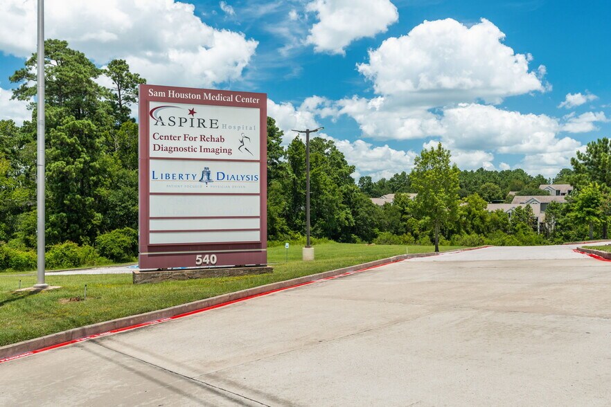 540 Interstate 45 S, Huntsville, TX à louer - Photo du bâtiment - Image 3 de 17