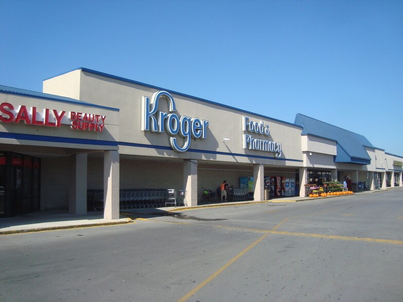 1905 N Jackson St, Tullahoma, TN à louer - Photo du bâtiment - Image 2 de 17