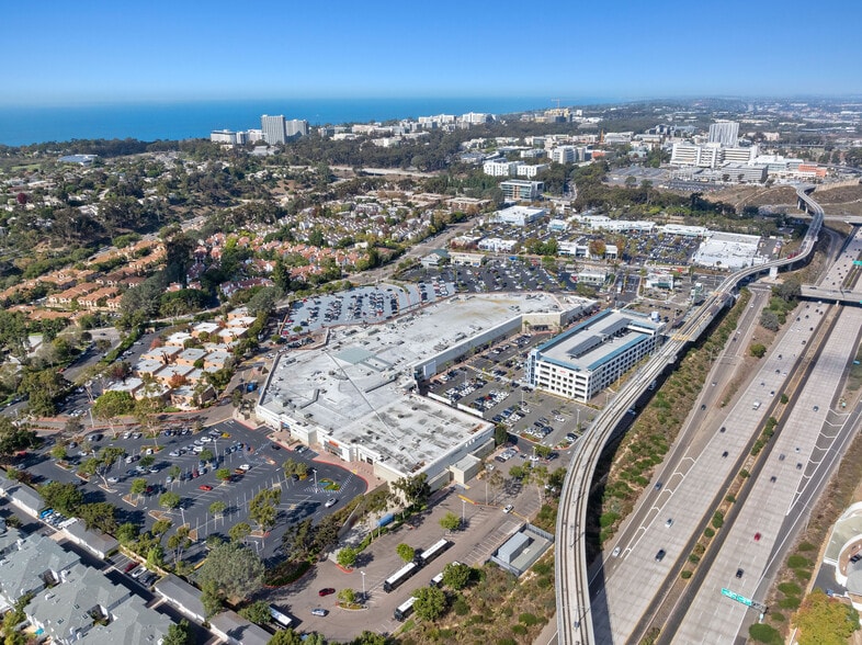 8657 Villa La Jolla Dr, La Jolla, CA for lease - Building Photo - Image 2 of 13