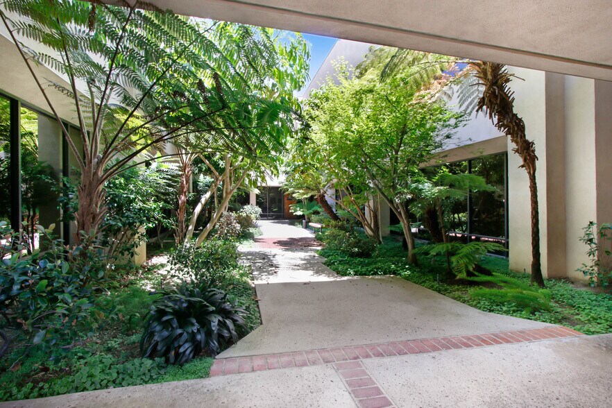 260 Maple Ct, Ventura, CA à louer - Photo du bâtiment - Image 3 de 14