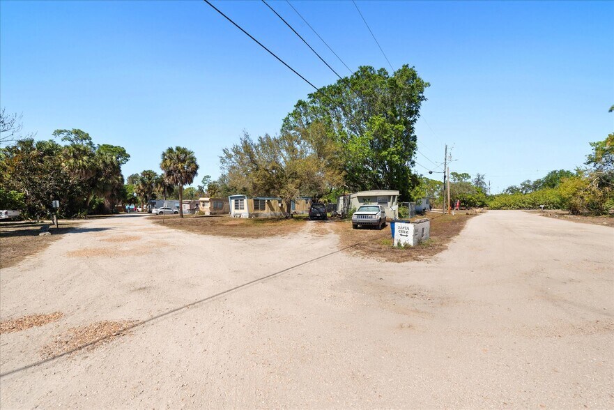 380 San Jose St, North Fort Myers, FL à vendre - Photo du bâtiment - Image 3 de 35