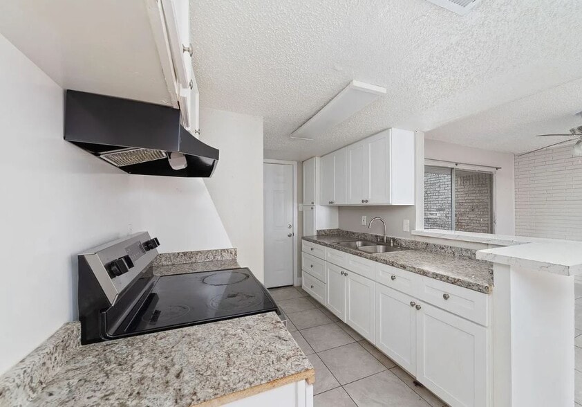 8100 Leonora St, Houston, TX for sale - Building Photo - Image 3 of 9
