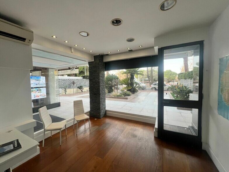 93 Boulevard De La Croisette, Cannes à vendre - Photo du bâtiment - Image 3 de 8