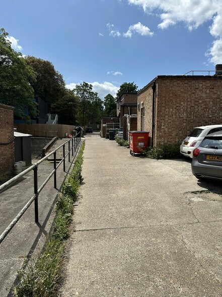 23 High St, Esher for lease - Building Photo - Image 3 of 4
