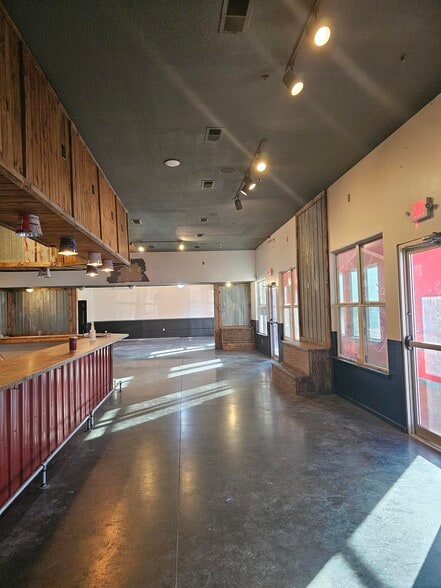 610 NW Yennie St, Grain Valley, MO for lease - Interior Photo - Image 3 of 7