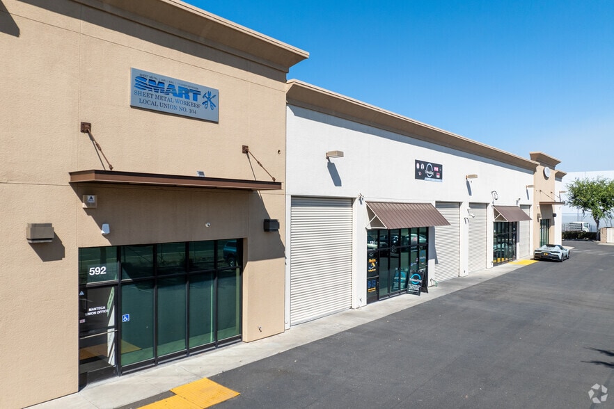 570-592 Commerce Ct, Manteca, CA à louer - Photo du bâtiment - Image 3 de 3