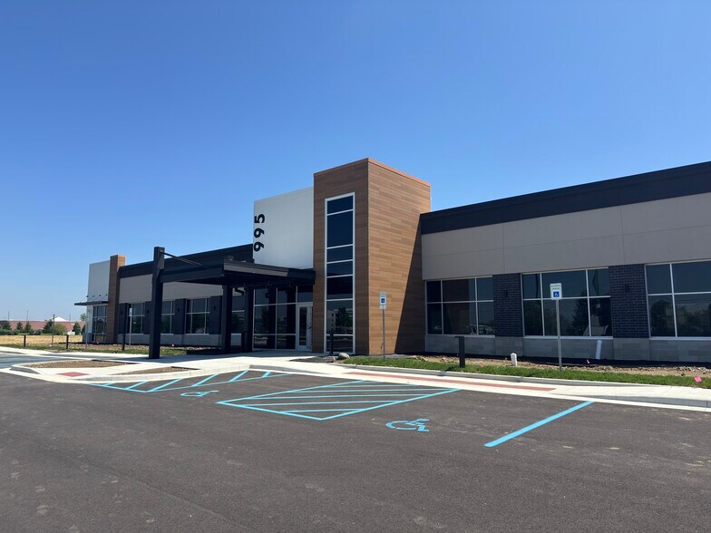 905 N Emerson Ave, Greenwood, IN à louer - Photo du bâtiment - Image 1 de 7