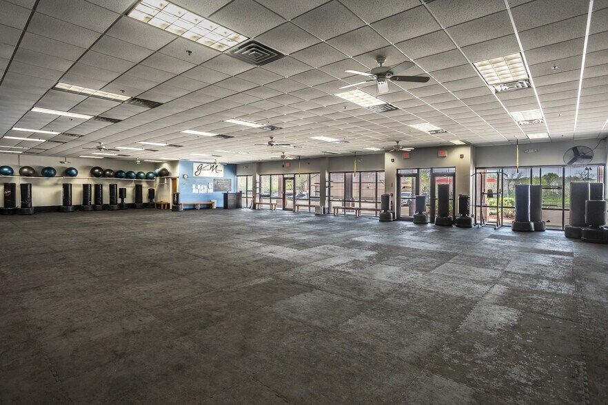 3821 - 3855 121st St, Urbandale, IA à louer - Photo intérieure - Image 2 de 4