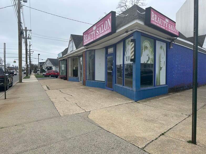 565 Broadway, Massapequa, NY for sale - Building Photo - Image 2 of 11