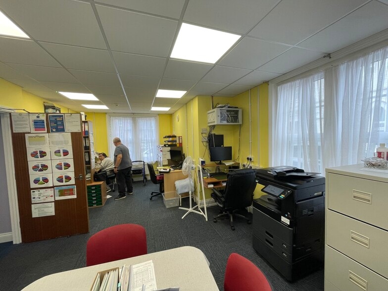 99 Alexandra Rd, Farnborough for sale - Building Photo - Image 3 of 6