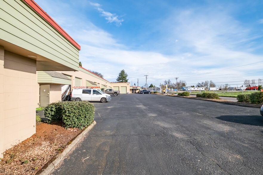 2300 Ferry St SW, Albany, OR à louer - Photo du bâtiment - Image 3 de 10