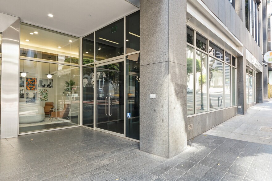 800 Wilshire Blvd, Los Angeles, CA à louer - Photo du bâtiment - Image 2 de 11