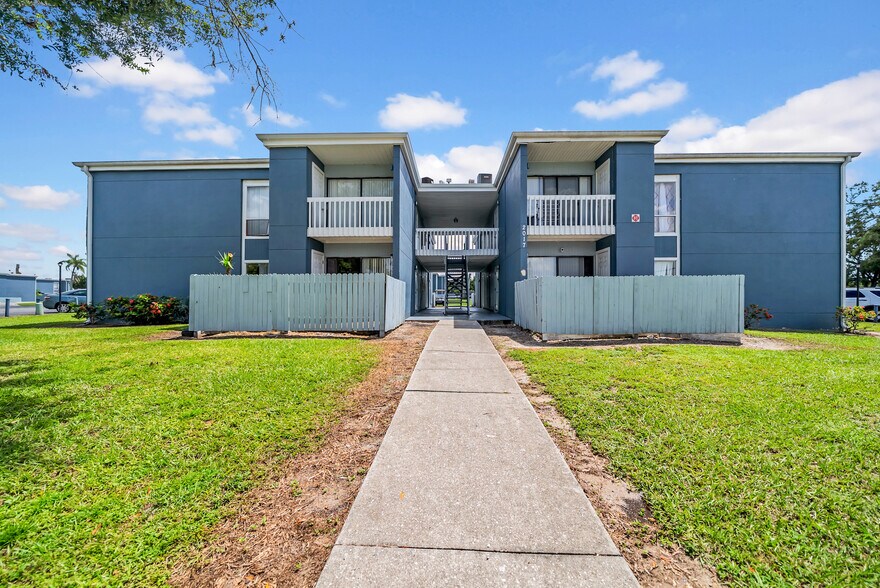 2019 5th St W, Bradenton, FL à vendre - Photo du bâtiment - Image 3 de 10