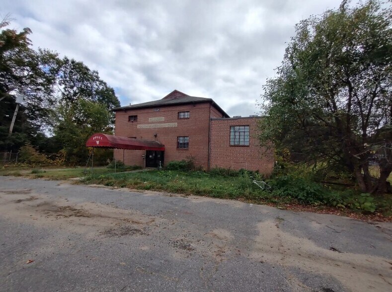 18 Ballard Ct, Southbridge, MA à vendre - Photo du bâtiment - Image 2 de 15