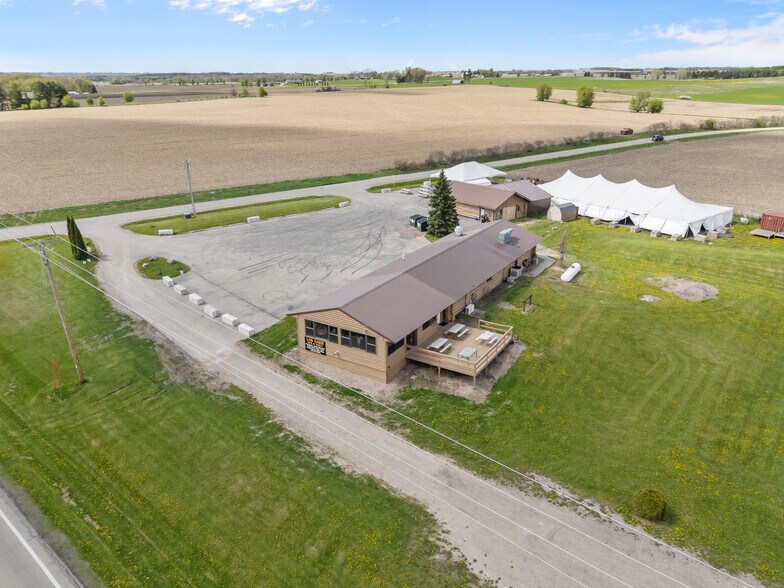 8826 Grams Rd, Ripon, WI à vendre - Photo du bâtiment - Image 3 de 44
