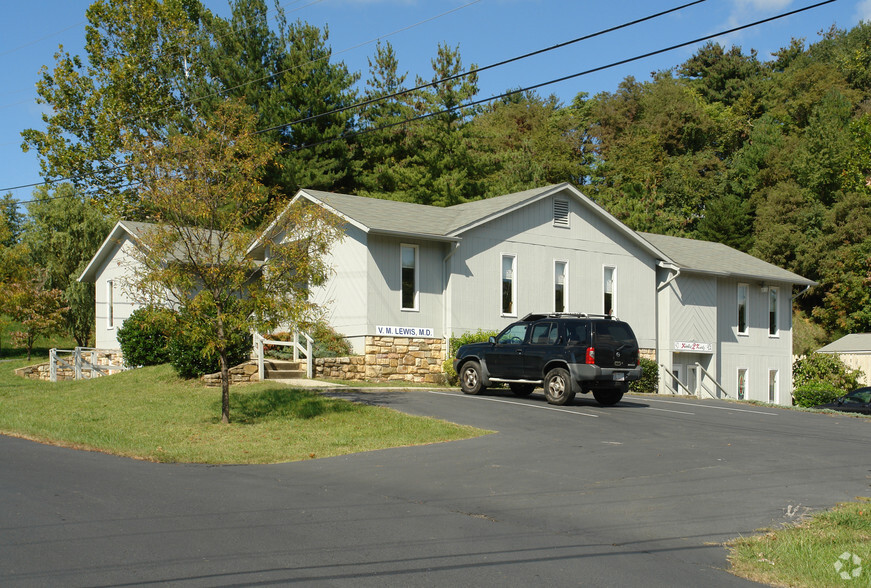 2328 Peters Creek Rd, Roanoke, VA à vendre - Photo du bâtiment - Image 1 de 1