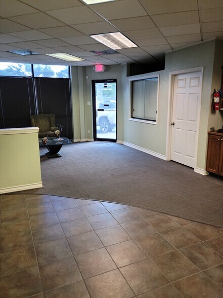 10737 Gulfdale St, San Antonio, TX à louer - Photo du bâtiment - Image 3 de 12