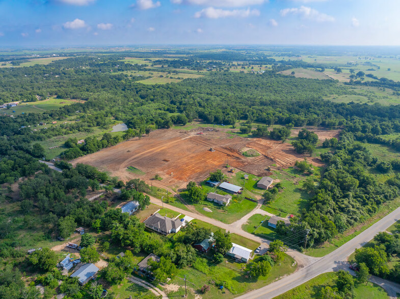 111 N Westbrook Ln, Elgin, TX for sale - Building Photo - Image 2 of 16