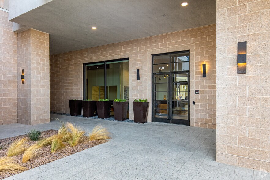 250 Promenade Pl, Las Vegas, NV à louer - Photo du bâtiment - Image 3 de 5