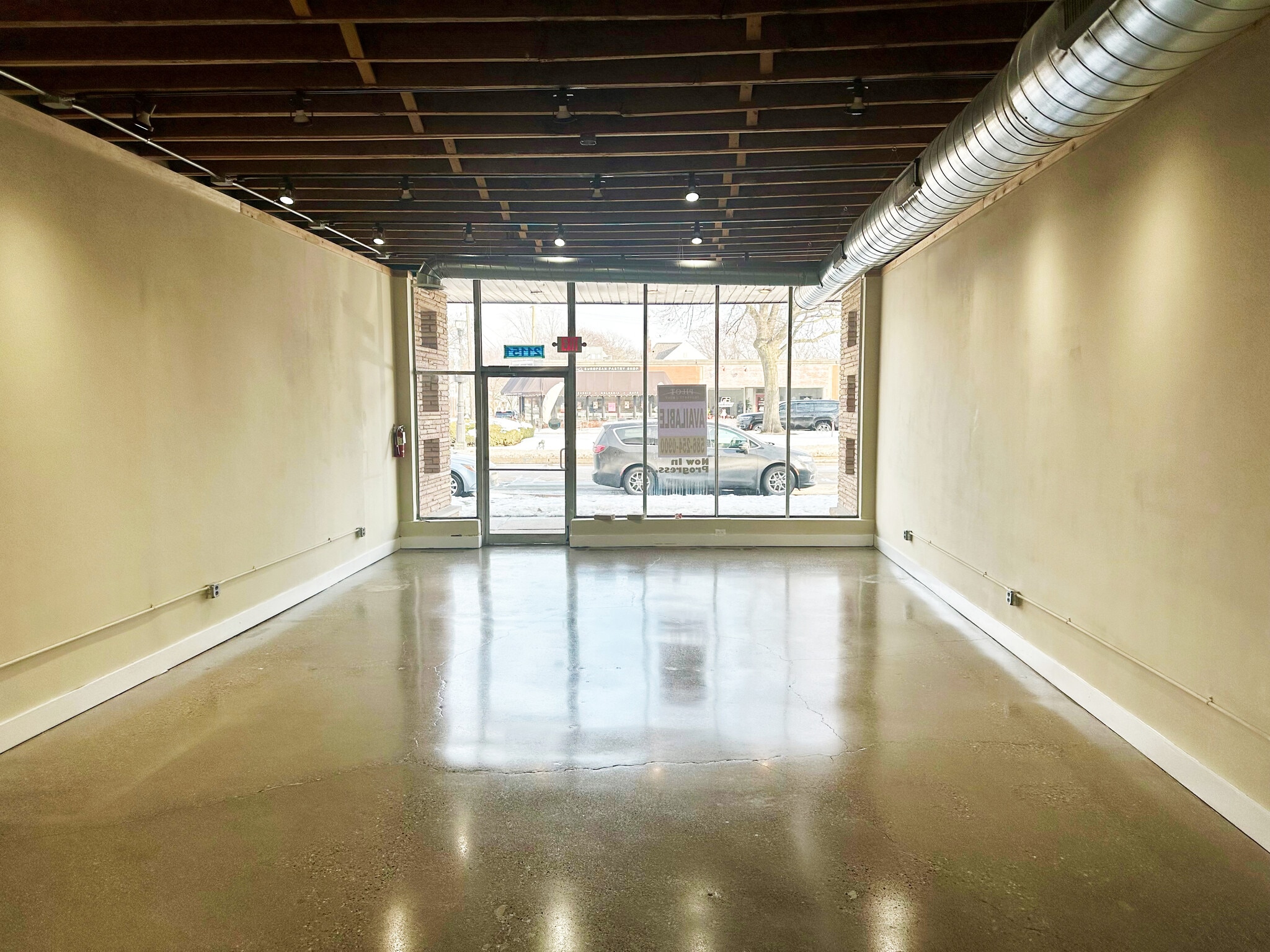 21151 Mack Ave, Grosse Pointe Woods, MI à louer Photo intérieure- Image 1 de 6