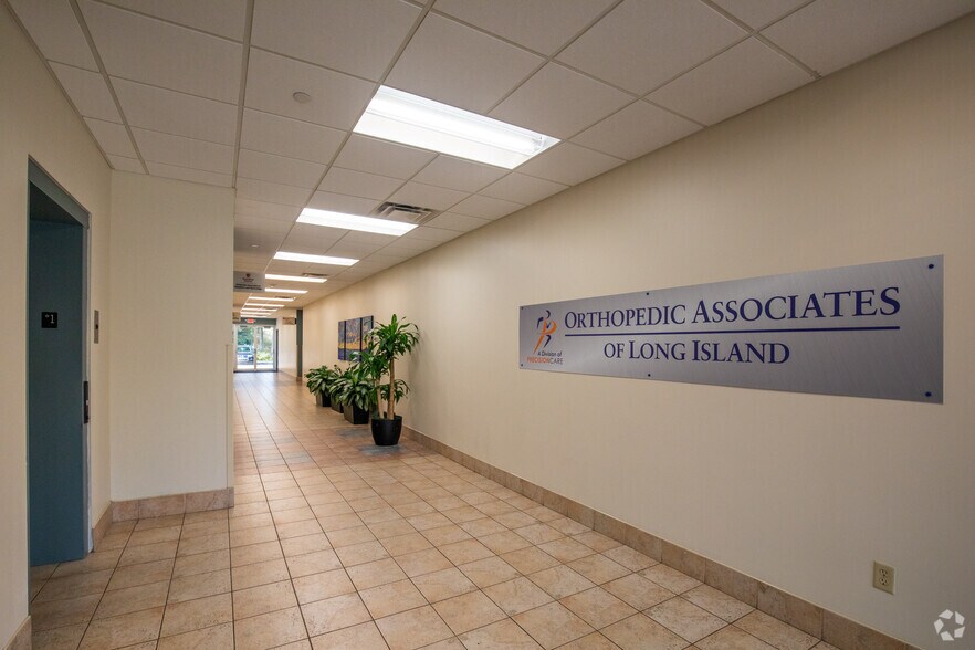 6 Technology Dr, Setauket, NY à louer - Photo intérieure - Image 2 de 7