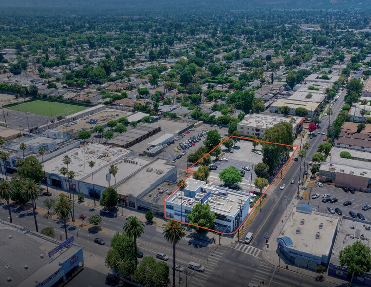 18258 Sherman Way, Reseda, CA for sale - Primary Photo - Image 1 of 3