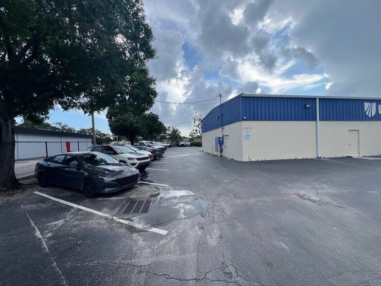 3921 Westgate Ave, West Palm Beach, FL for lease - Building Photo - Image 3 of 7