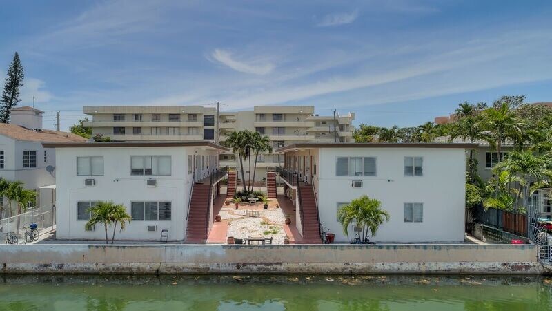 8210 Byron Ave, Miami Beach, FL à vendre - Photo du bâtiment - Image 2 de 8