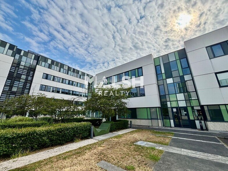Office in Lyon for lease - Building Photo - Image 1 of 11