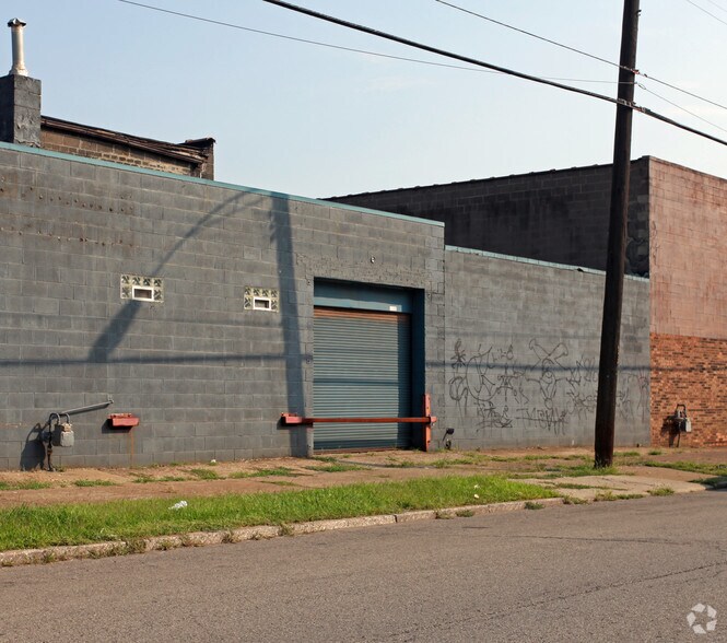5660 W Jefferson Ave, Detroit, MI à louer - Photo du bâtiment - Image 2 de 2