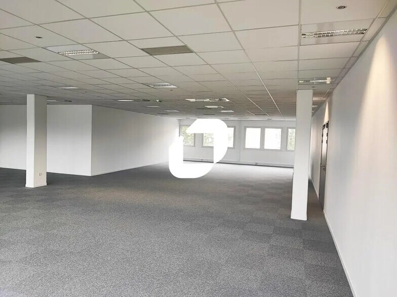 Office in Bondy for lease - Interior Photo - Image 3 of 6