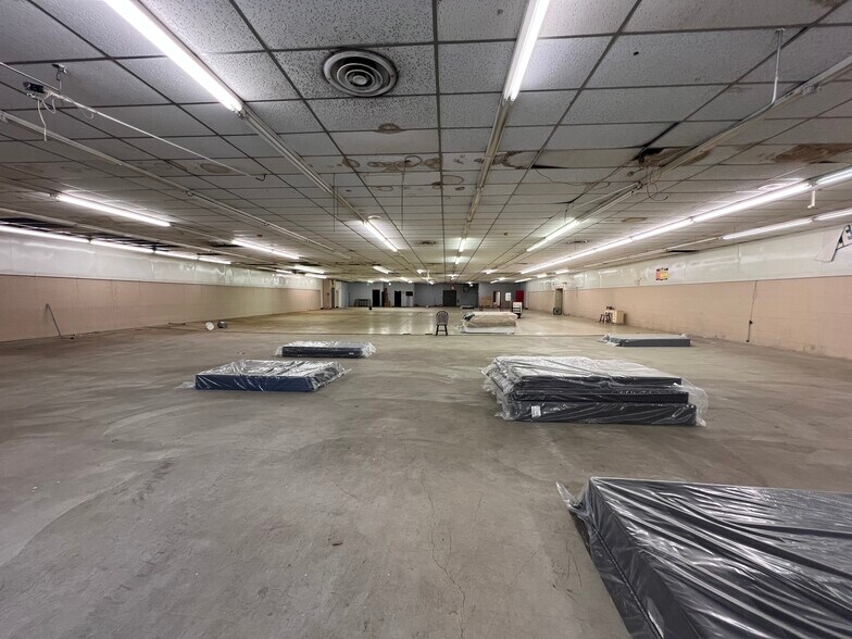 127 W 7th St, Connersville, IN à vendre - Photo du bâtiment - Image 2 de 7