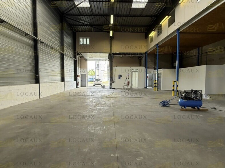 Flex in Élancourt for lease - Interior Photo - Image 2 of 7