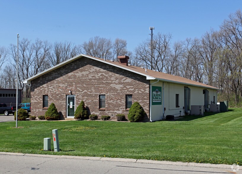 4325 Lisa Dr, Tipp City, OH à vendre - Photo du bâtiment - Image 2 de 7