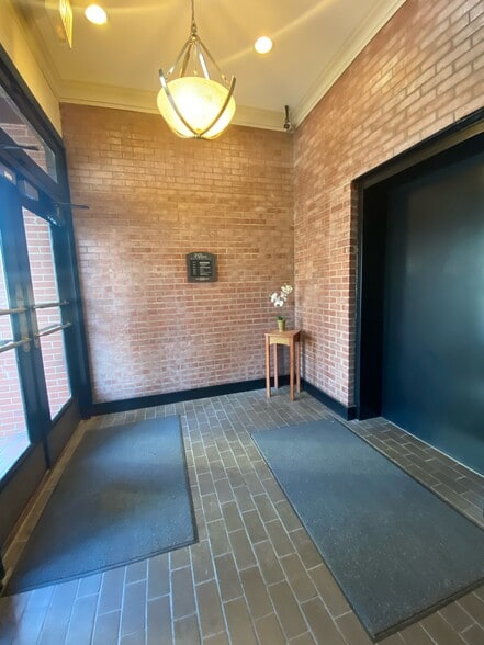 233 S Detroit Ave, Tulsa, OK à louer - Photo du bâtiment - Image 3 de 11