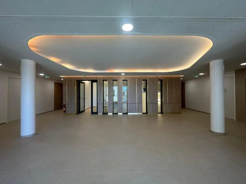 Office in Genas for lease - Building Photo - Image 1 of 8