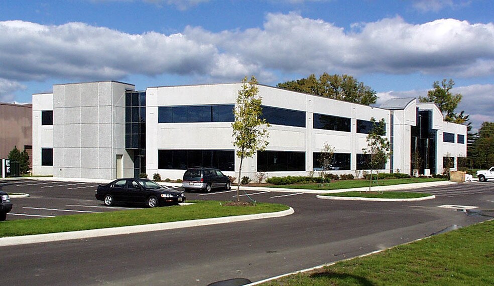 32125 Solon Rd, Solon, OH à louer - Photo du bâtiment - Image 3 de 6