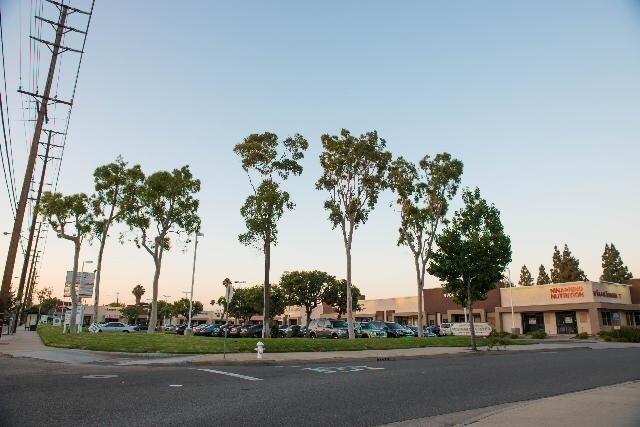 2431 N Tustin Ave, Santa Ana, CA à louer Photo principale- Image 1 de 7