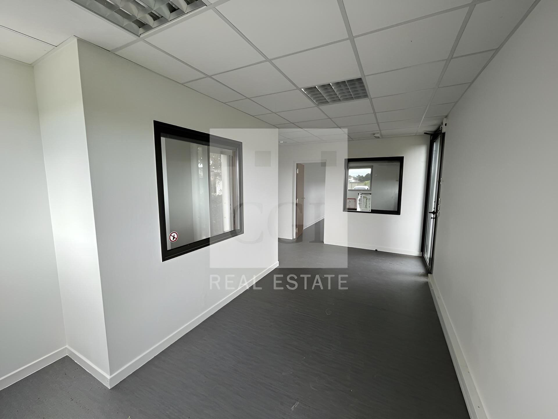 884-888 Rue Des Mercières, Rillieux-la-Pape for lease Interior Photo- Image 1 of 7