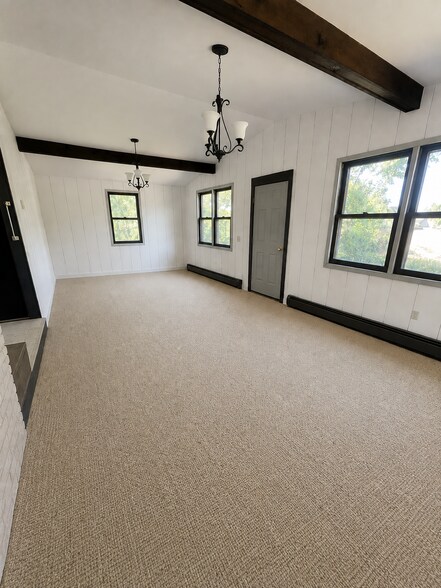 83 Pershing Ave, South Kingstown, RI à louer - Photo du bâtiment - Image 2 de 7