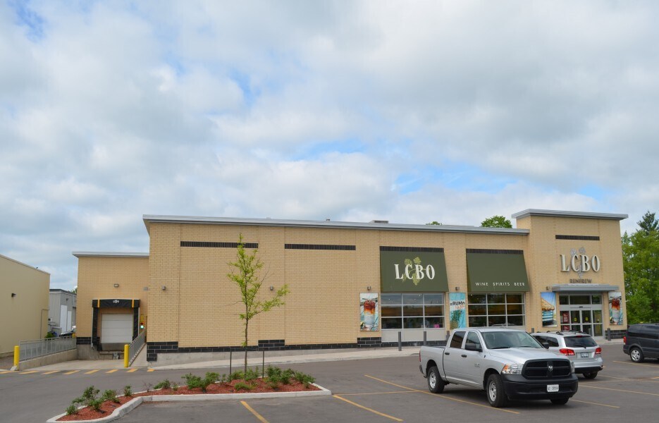 910 O'Brien Rd, Renfrew, ON à vendre Photo du bâtiment- Image 1 de 1