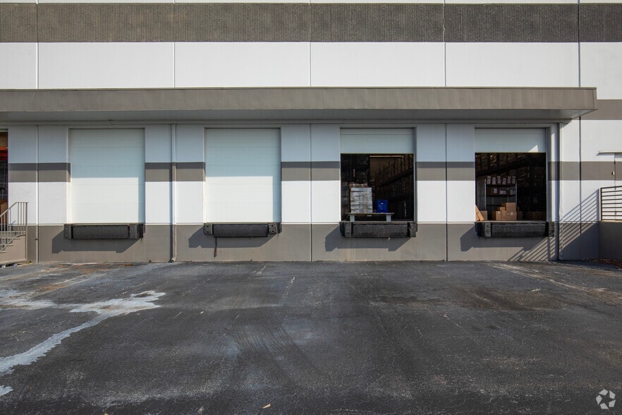 5035 W Hillsborough Ave, Tampa, FL for lease - Building Photo - Image 1 of 23