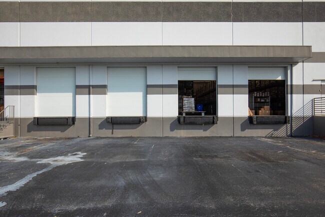 More details for 5035 W Hillsborough Ave, Tampa, FL - Industrial for Lease
