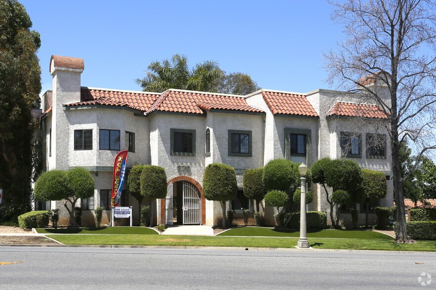 370 W Grand Blvd, Corona, CA à vendre - Photo du bâtiment - Image 3 de 27