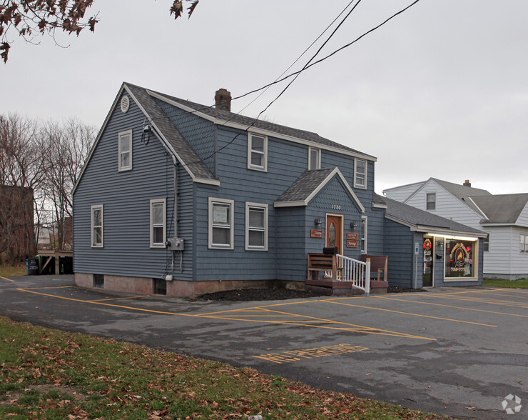 1720 Burrstone Rd, New Hartford, NY for sale - Primary Photo - Image 1 of 1