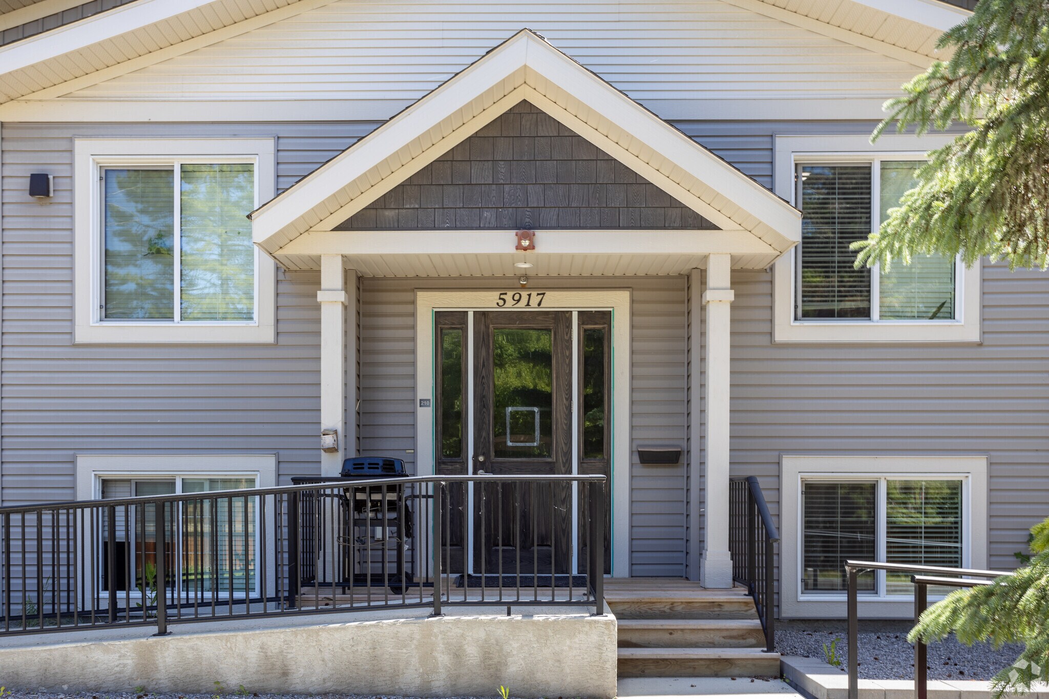 5917 51 Av, Red Deer, AB à vendre Photo du bâtiment- Image 1 de 1