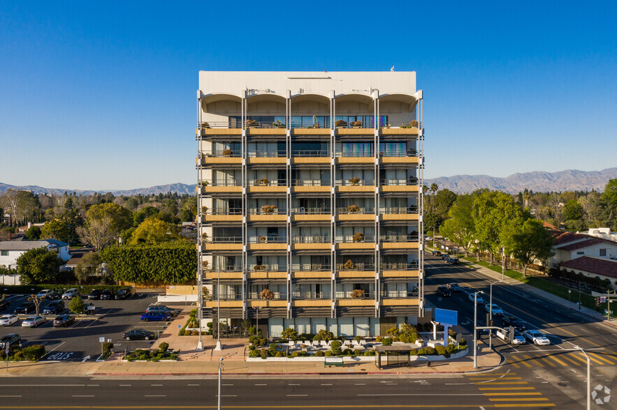 13701 Riverside Dr, Sherman Oaks, CA for lease - Building Photo - Image 3 of 6