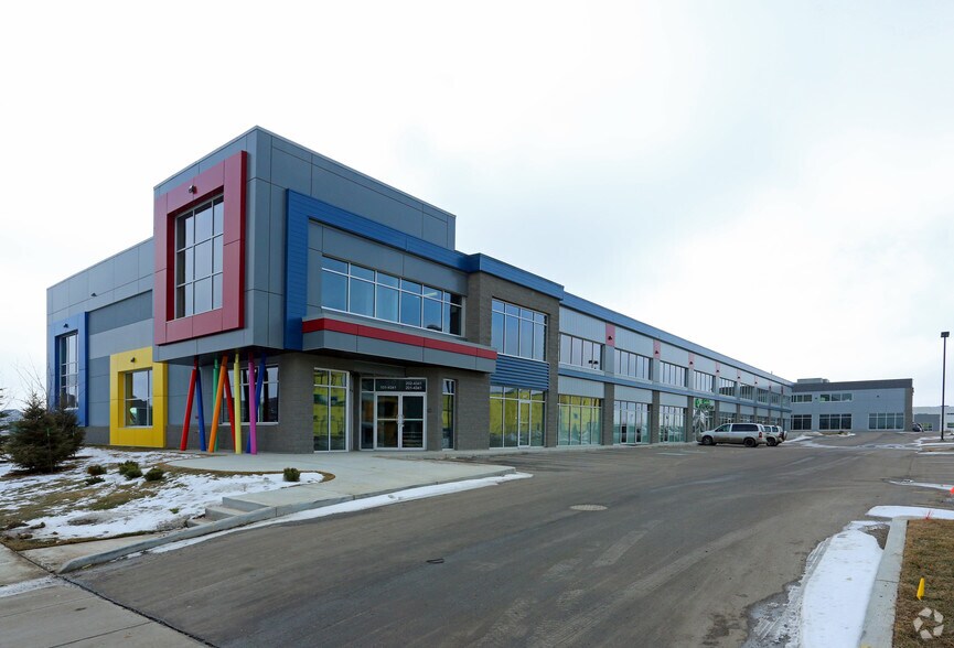 9050 22 Av SW, Edmonton, AB à vendre - Photo du bâtiment - Image 3 de 15